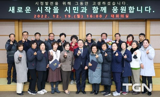 이장우 시장, 정년퇴직 공무직 공무원에 감사의 마음 전해